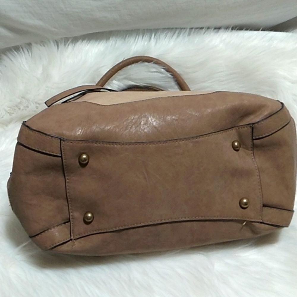 (#31) SALE! Bueno Shoulder Bag In Very Good Condition - Picture 6 of 14